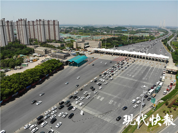 假期首日江苏高速多路段车多缓行41个收费站入口临时关闭