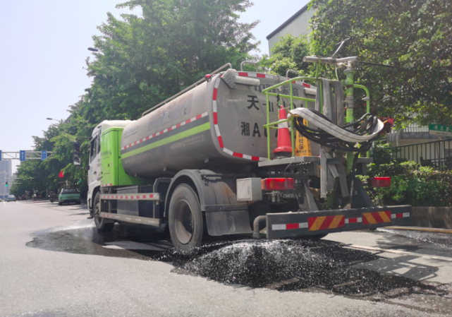 唱着《浏阳河》冲洗马路,长沙天心区12台洒水车上路作业,游客:听了就"