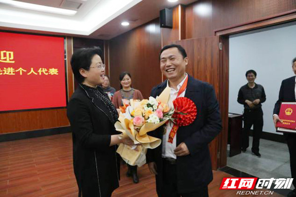 保靖县领导迎接载誉归来的全省脱贫攻坚先进个人和集体