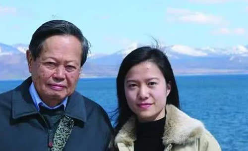 杨振宁比翁帆大54岁,他如何称呼翁帆的父母?6个字,尽显情商