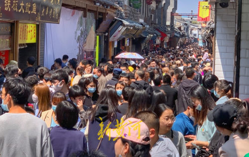 五一小长假第一天,济南芙蓉街再现人潮汹涌.