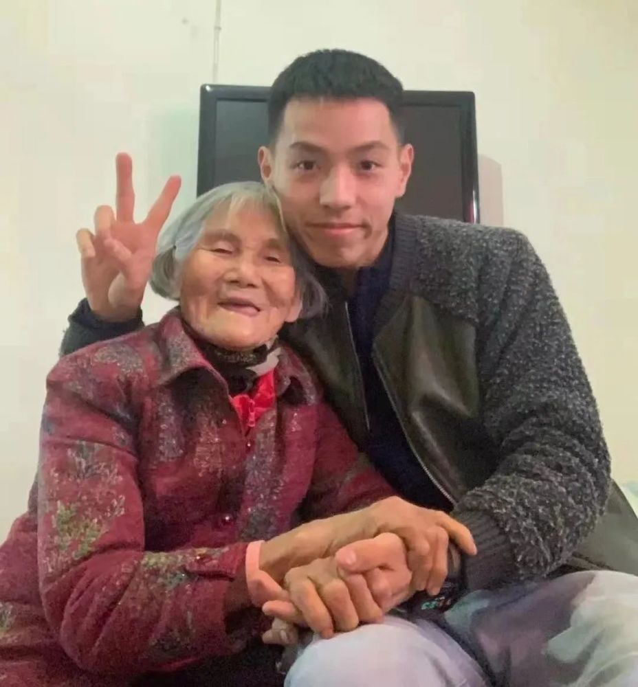 24岁小伙和85岁老太的婚纱照,走红全网!相差61岁的情缘,看哭全网
