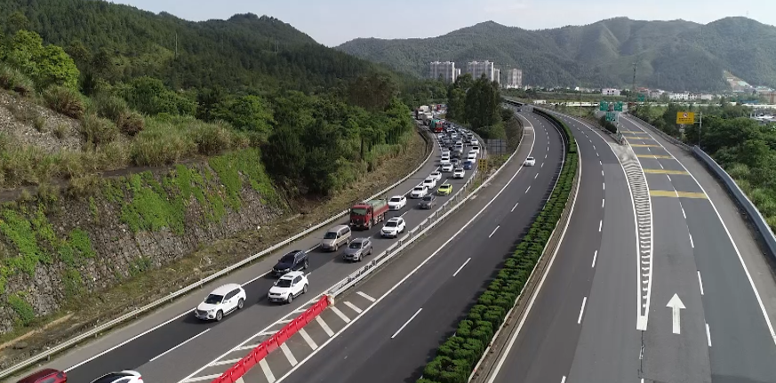 五一首日高速公路迎来出行客流高峰