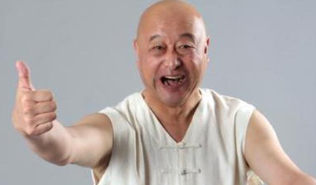 他被称为相声圈的"干儿子",曾为出名拜过5个干爹,如今怎样了