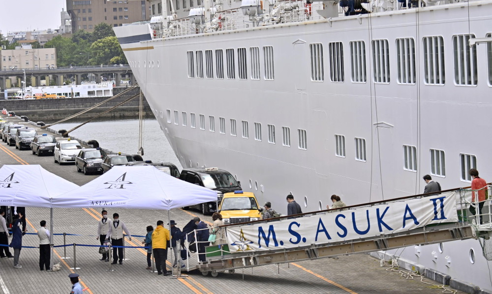 4月30日晚,日本邮船公司宣布该公司29日从横滨港出发的一艘豪华邮轮上