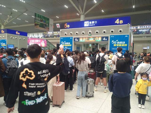实拍:今年"五一",郑州东站,人山人海
