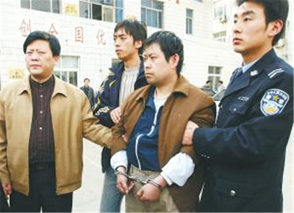14年前,金库保管员监守自盗,5100万挥霍一空,被捕后被