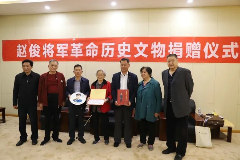 开国少将赵俊家属到太湖县开展红色捐赠