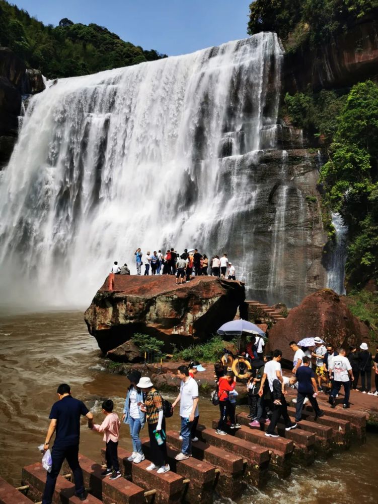 五一长假首日赤水丹霞旅游区大瀑布景区游客如织