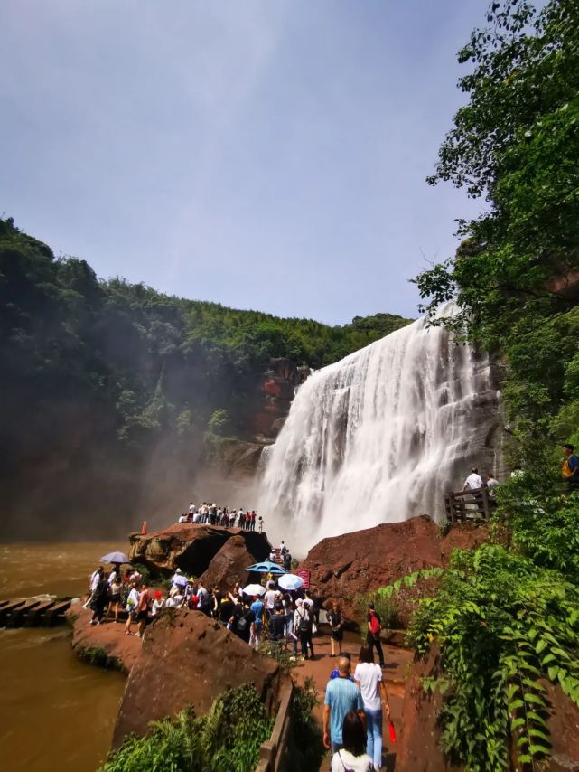 五一长假首日赤水丹霞旅游区61大瀑布景区游客如织