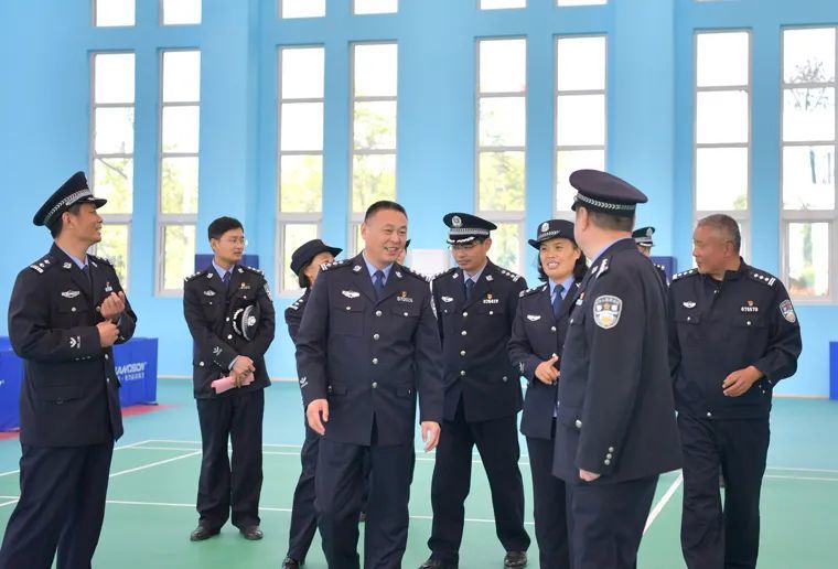 县公安局领导排名_公安局门口照片(3)