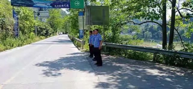 沱江派出所民警多角度深入辖区开展古城背街小巷治安巡防,沱江河环保