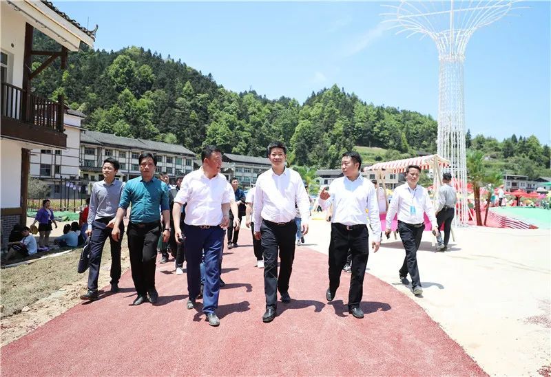 5月1日,国际劳动节当天,县委书记杨启明,县委副书记,代理县长田兴国