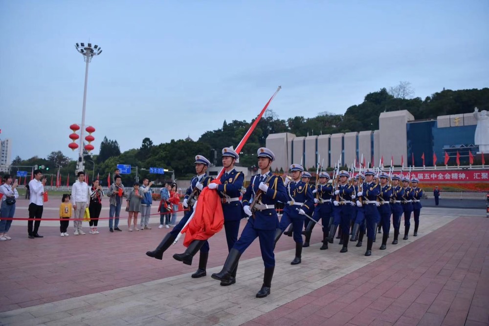 致敬最美劳动者 福州市五一广场举行国际劳动节升旗仪式