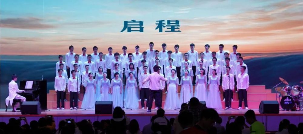 欣赏着2017班《那段时光》,2012班《时间的远方》,2011班《萱花草》