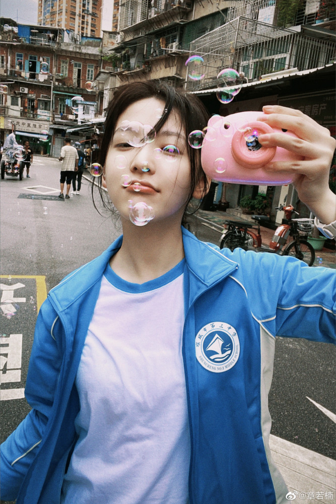 章若楠你的婚礼幕后图古灵精怪初中生