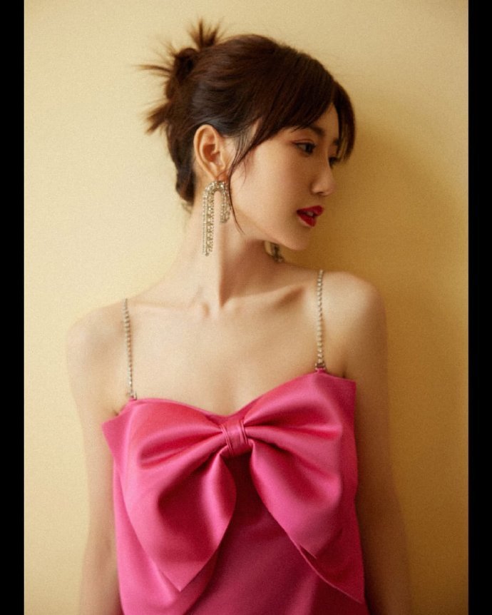 毛晓彤:粉红色吊带裙太有魅力,谁能hold得住,这笑容,也太甜了吧