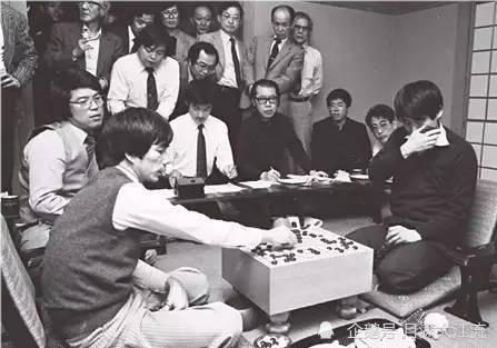 棋坛佳话!22岁娶35岁师姐,小林光一从万年老二到人生开挂