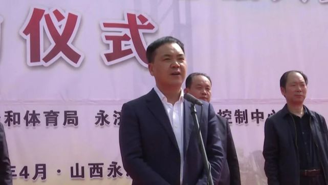 市人大常委会副主任孙宏茂向永济市健步队授旗.副市长卫军致辞.