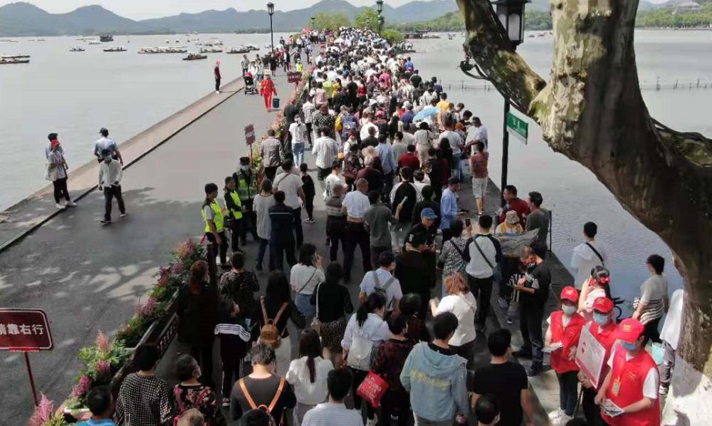 原来,5月1日当天,西湖断桥是人山人海呀!