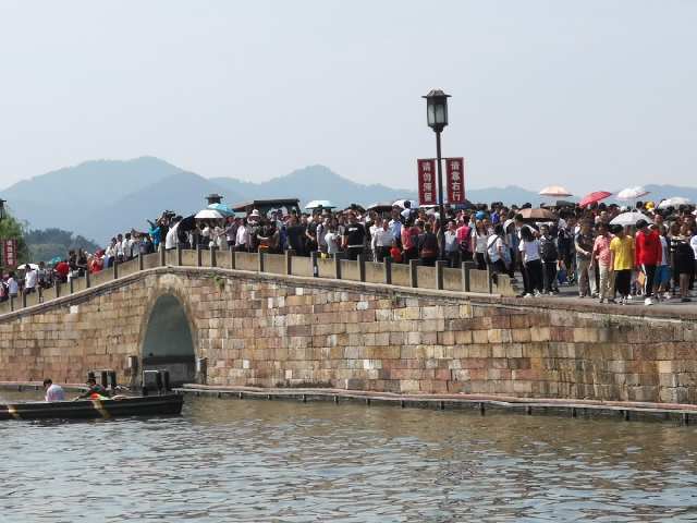 五一杭州西湖断桥变"人桥".
