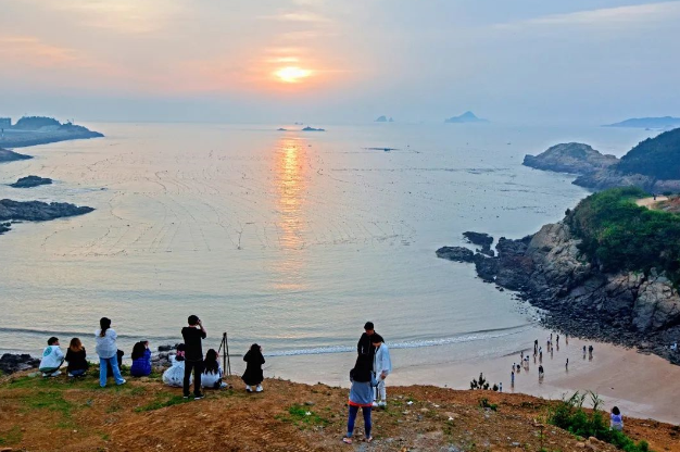 温州网讯 百岛洞头天气晴朗,阳光温煦,海水清澈.