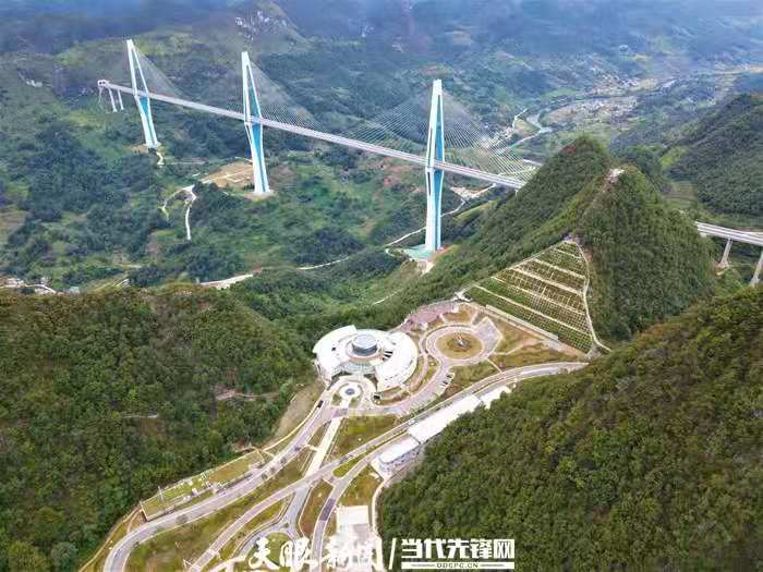 天空之桥服务区(图源天眼新闻)