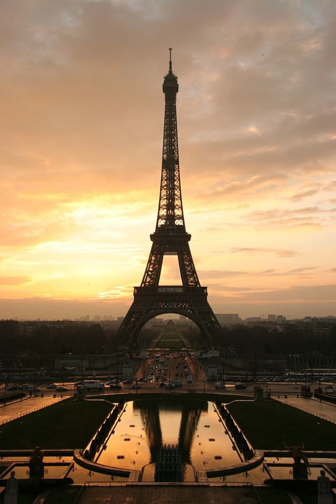 the eiffel tower)是位于法国巴黎战神广场的一座锻铁格子塔,是世界上
