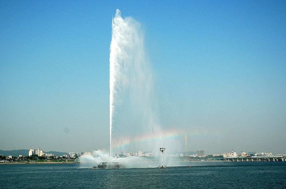 全球最壮观的喷泉喷水速度达200公里每小时瞬间喷至140米高空