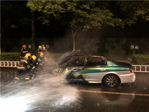 刚加满气的天然气的出租车莫名起火 幸亏司机发现及时并报警|天然气