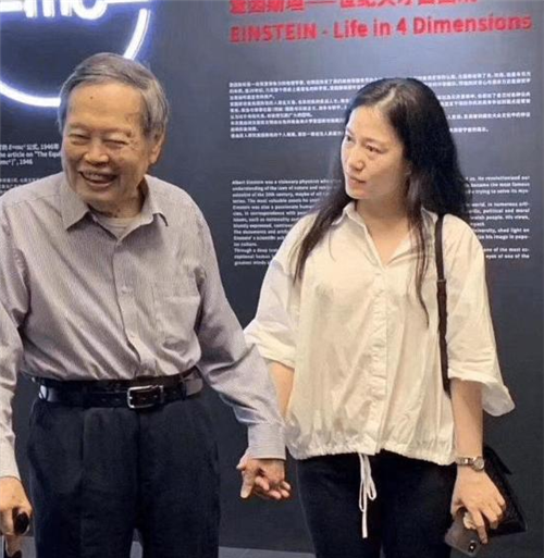98岁杨振宁精神抖擞,44岁翁帆却老态尽显,网友:差距太大了