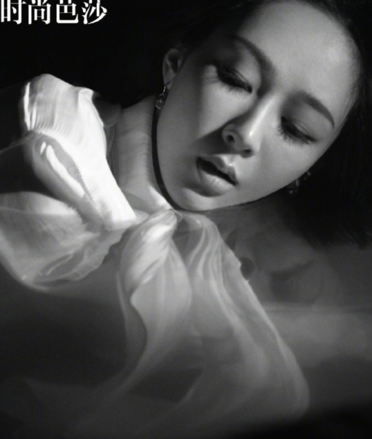 杨紫芭莎礁石瀑布大片,身材火辣秀美腿,摄影师夸她敬业不怕吃苦