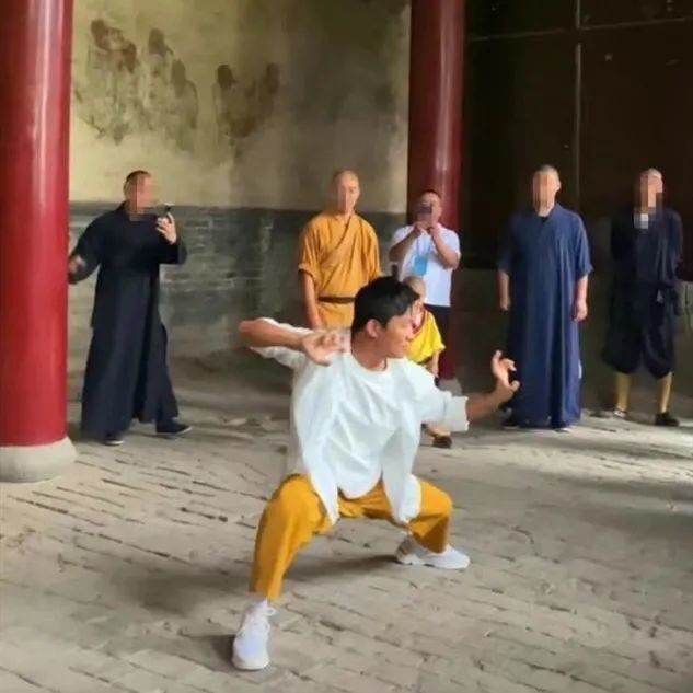 比如,王宝强进少林寺练功房拍照,却被网友爆料练功房平时不对外开放