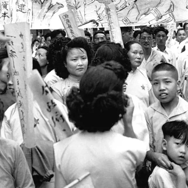 老照片:展现建国初期妇女风采,自力更生艰苦奋斗