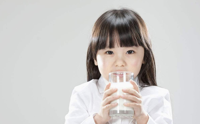 5岁宝宝天天喝牛奶,依旧缺钙不长个,医生:都是假牛奶