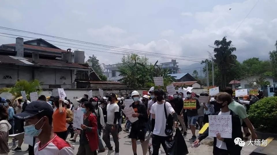 fb,5月2日消息 5月2日上午10时许,缅甸掸邦北部南坎镇的民盟支持者