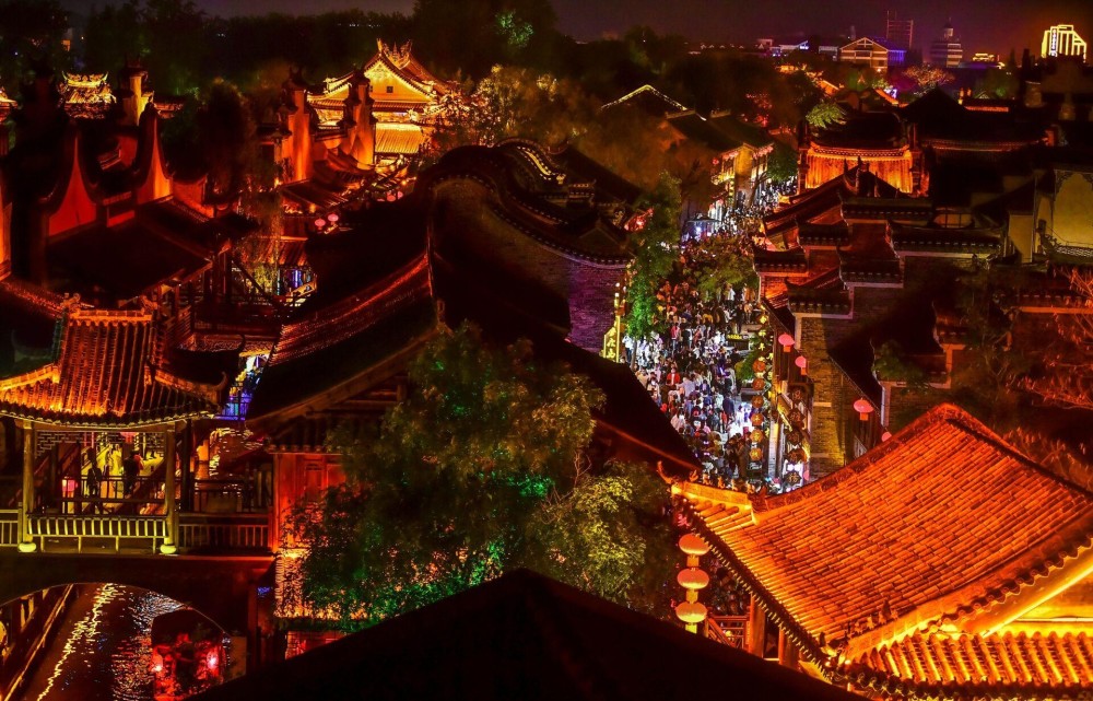 组图|台儿庄古城夜景如画 赏灯游客如织