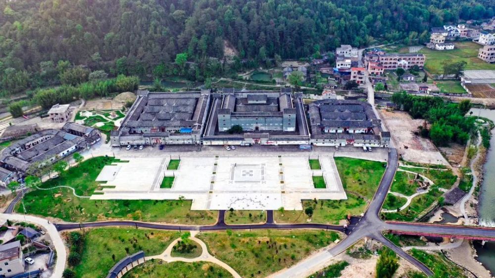 航拍满堂客家大围满堂客家大围是全省规模最大的砖瓦结构围楼,也是