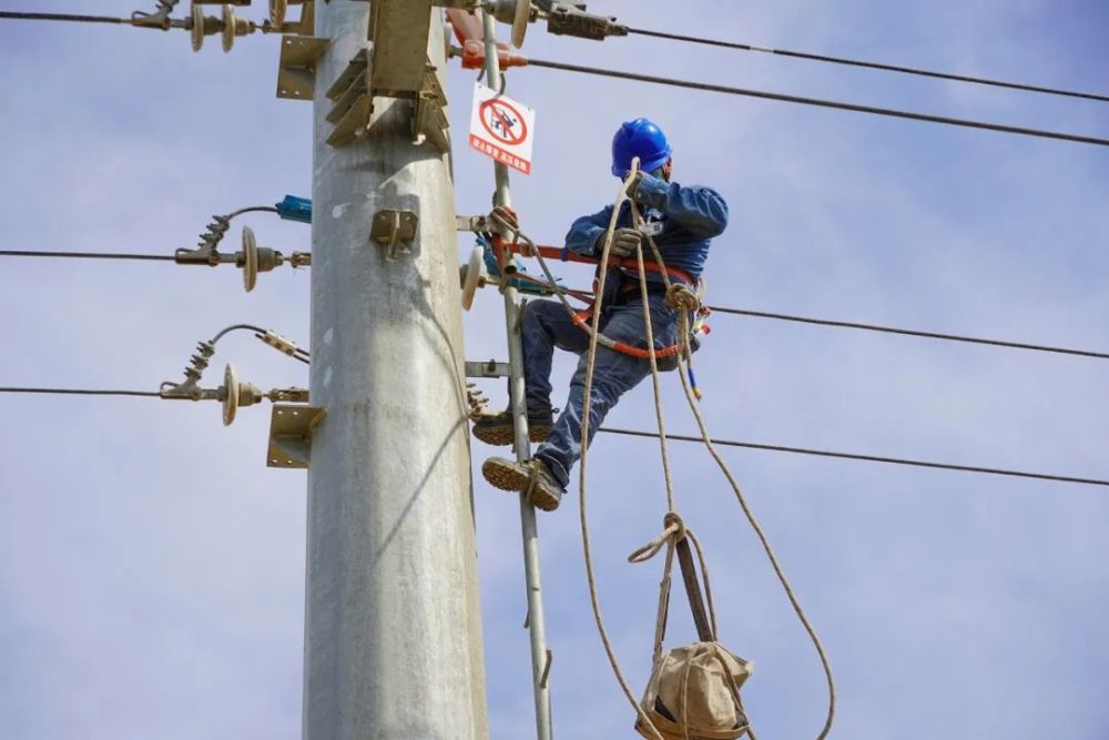 吐鲁番电力职工坚守岗位保供电