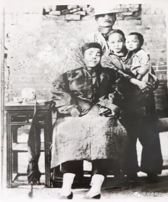 牺牲后的温济厚(1903—1928,前,夫人,孩子等一起