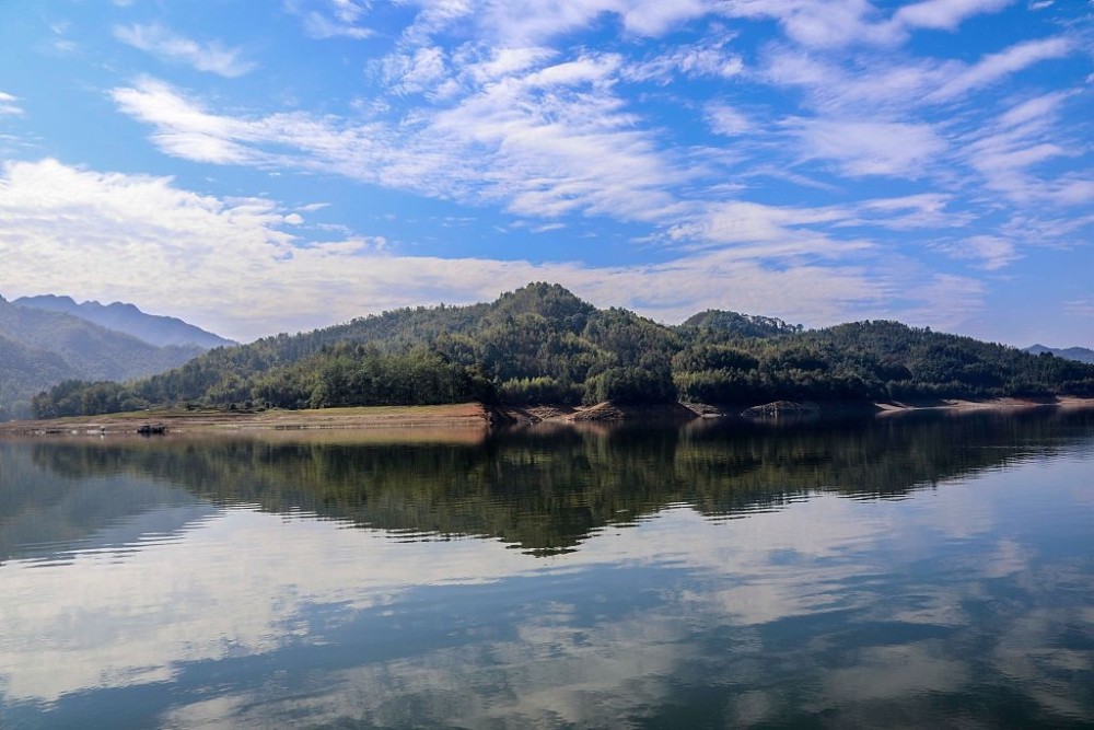 湖南益阳:桃花湖秋景宜人,青山碧水美不胜收