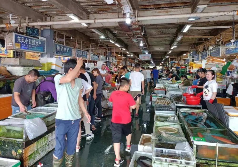五一期间湛江霞山水产市场生意火爆,但游客吃海鲜遇到问题