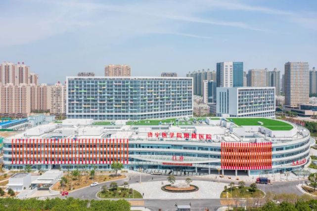 济宁医学院附属医院(太白湖)主体建筑依宜人之绿地,傍便捷之大道而建