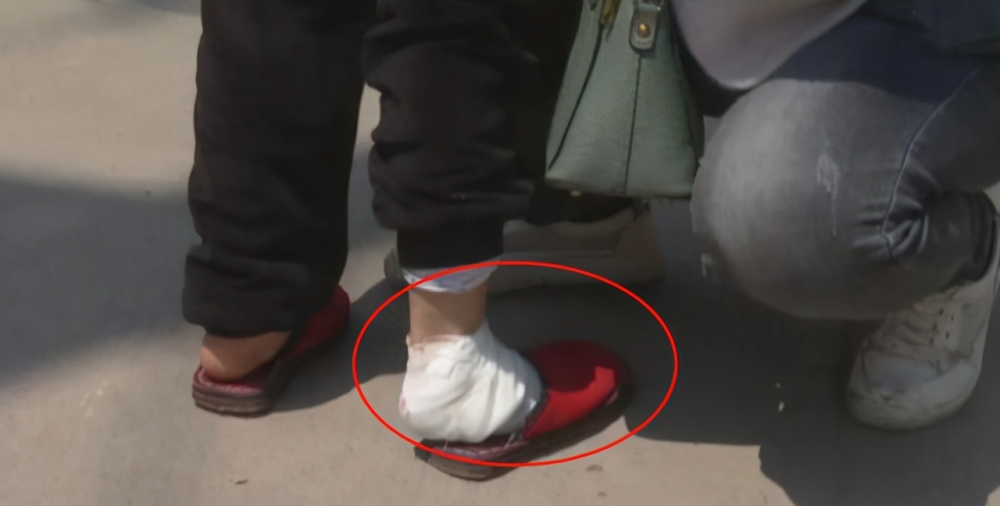 热水烫,脚踩脸,掐脖子这是惩戒还是虐待学生?主管部门