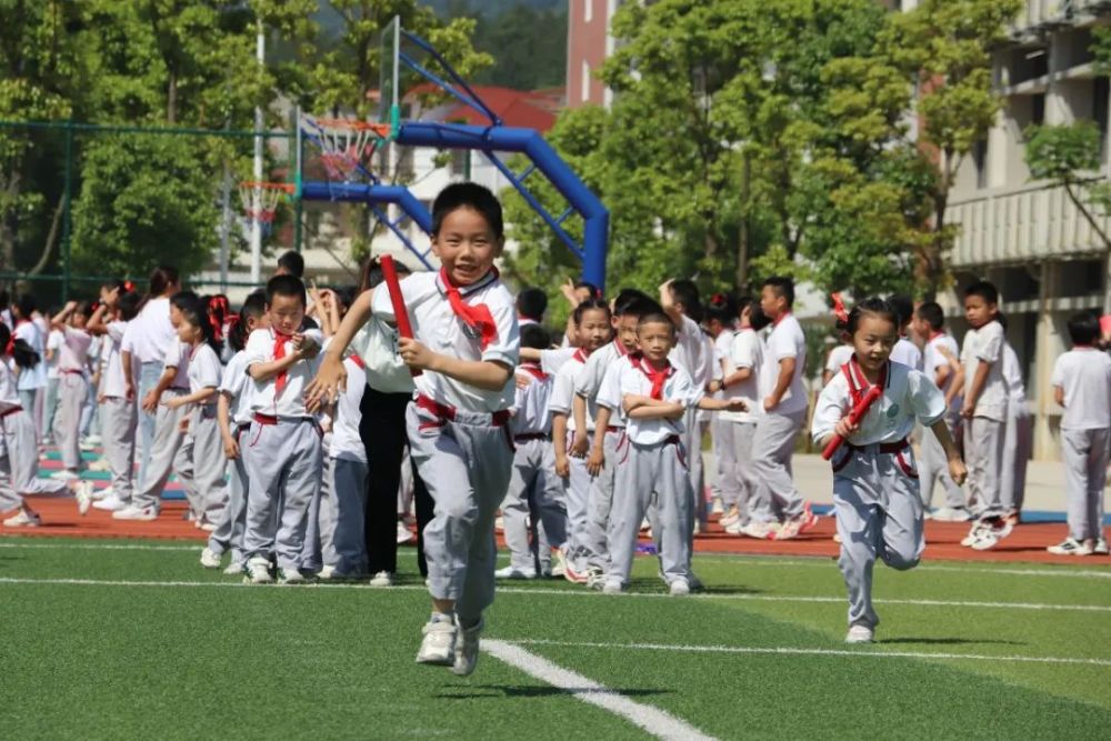 多彩"课间",欢乐校园——阳光大课间让学生动起来乐起来!