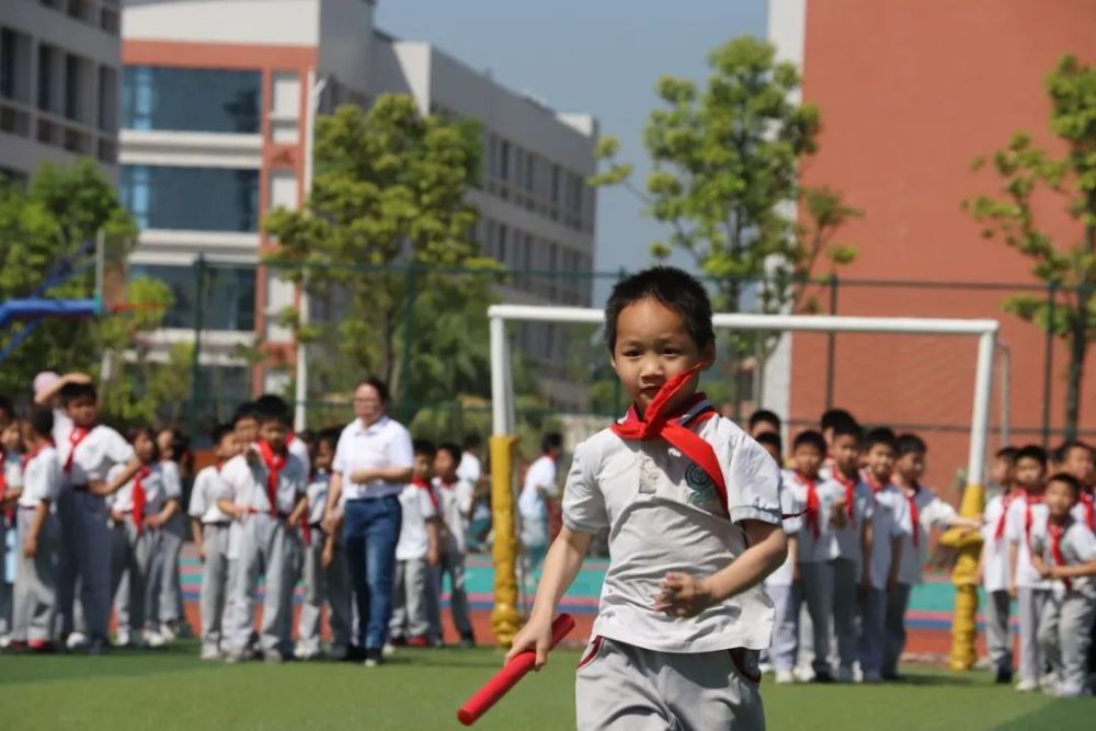 多彩"课间",欢乐校园——阳光大课间让学生动起来乐起来!