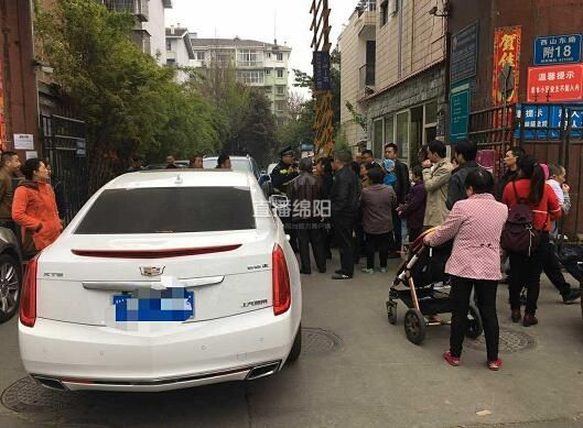 绵阳女司机没有小区身份卡门卫不让进 开车堵