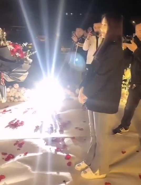 阿哲向未婚妻孙姗浪漫求婚,单膝下跪"摸头杀",既搞笑又感动