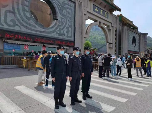 丹东市公安局巡特警坚守执勤一线 守卫一方平安
