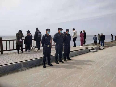 丹东市公安局巡特警坚守执勤一线 守卫一方平安